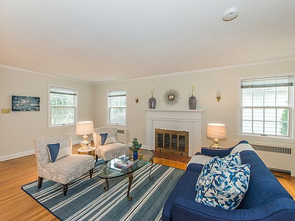 3rd image of 37 Parkview Dr
