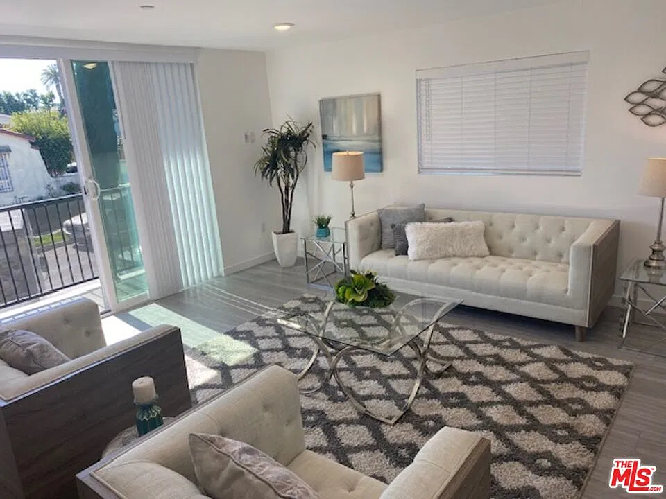 3 bed, 3.5 bath, 2200 sqft, $5,850 — Photo 3