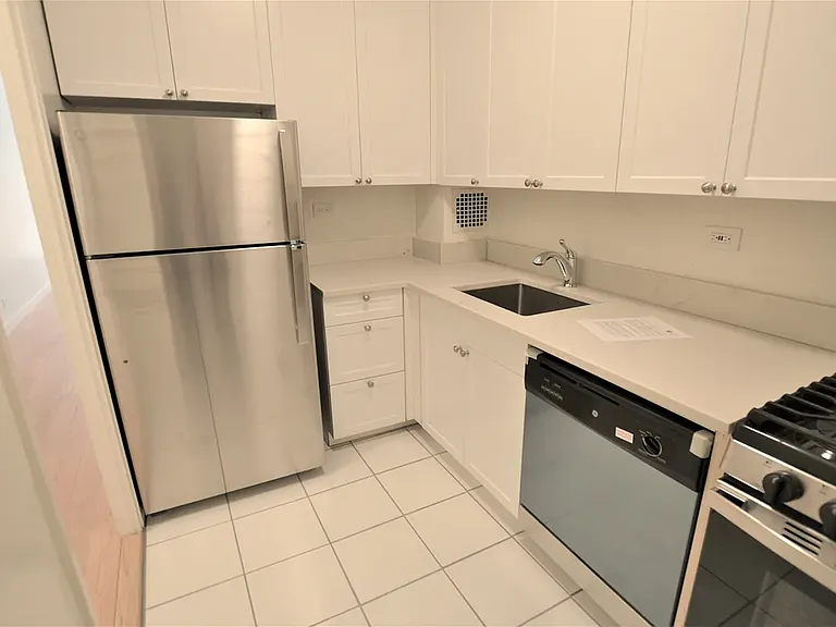 333 E 49th St #LOBT — Photo 6