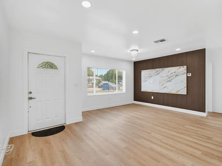 608 Fairfax Rd — Photo 11