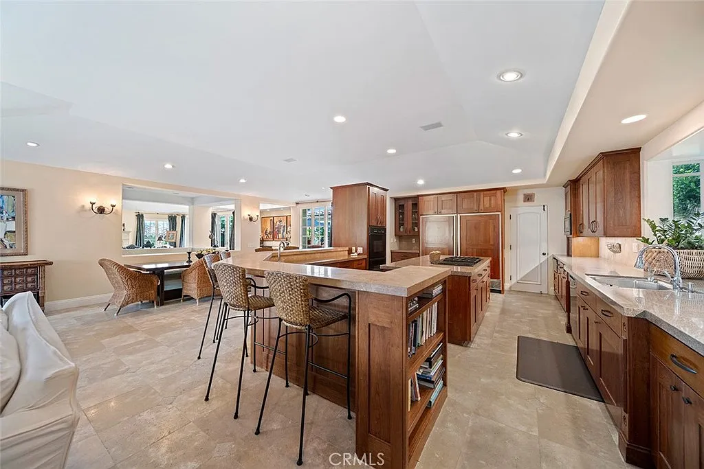 5 bed, 4.5 bath, 4851 sqft, $25,000 — Photo 4