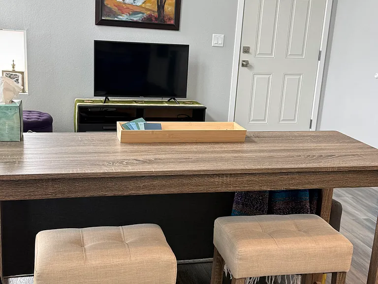living room with desk/dining table
