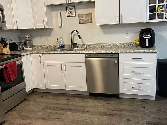 5th image of 909 W 29th Ter #909