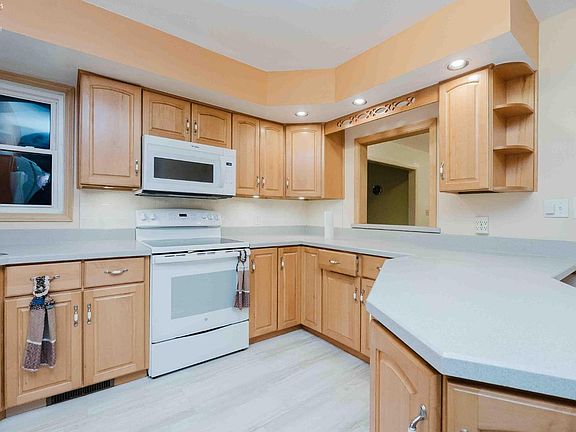 3rd image of 20 Pinecrest Dr