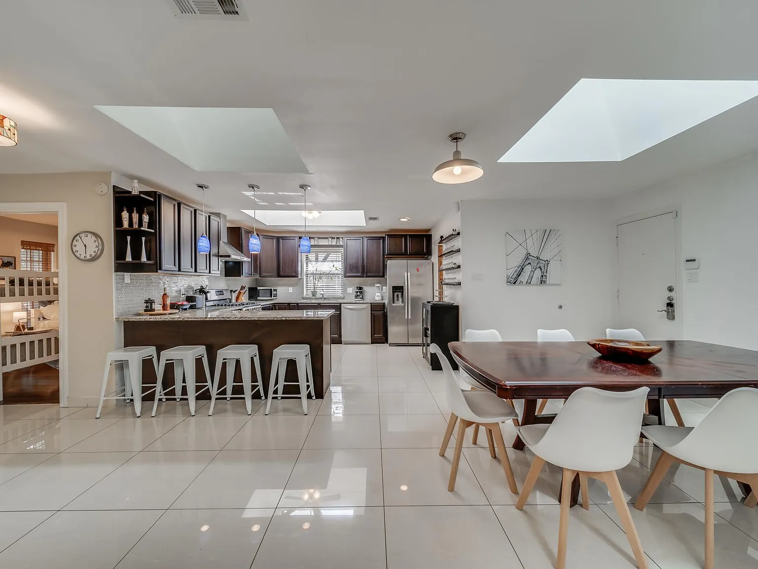 4 bed, 2210 sqft, $7,750 — Photo 3
