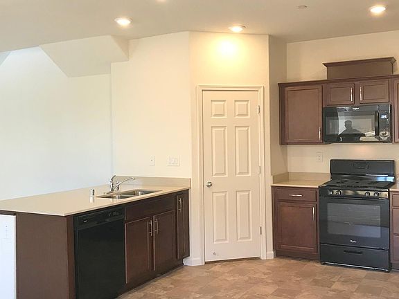 4th image of 2943 Club Center Dr