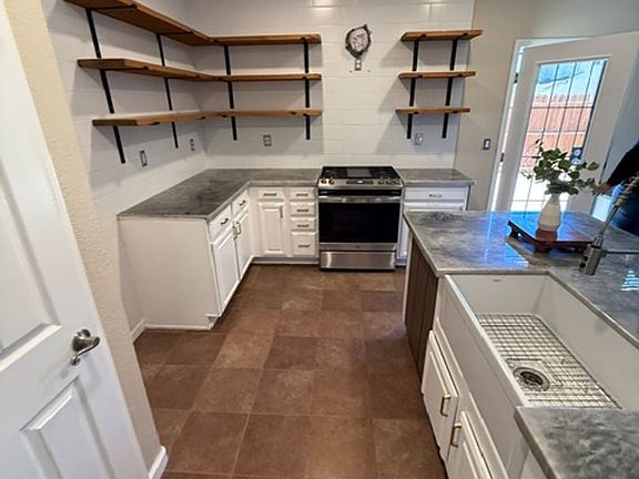 4th image of 380 Barolo Cir