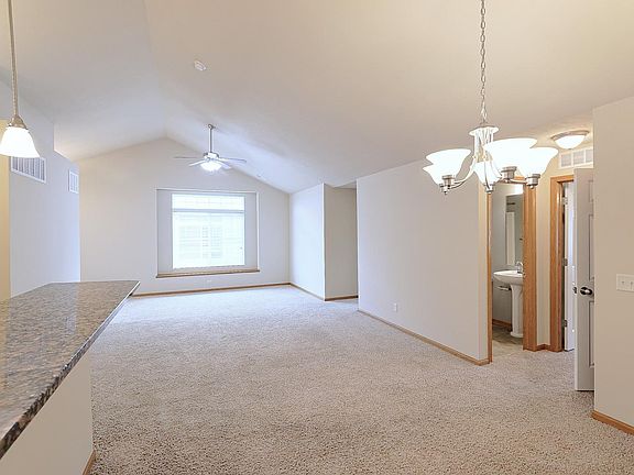 4th image of 673 Carlton Dr