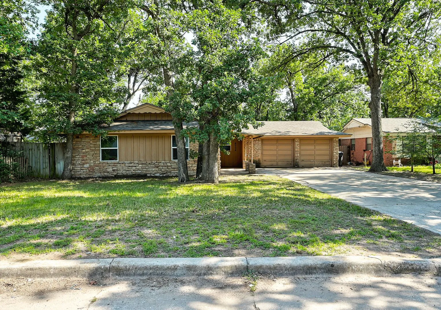 Charming 3-Bed, 1.5-Bath Home with 2-Car Garage Near NW 23rd & MacArthur — Photo 1