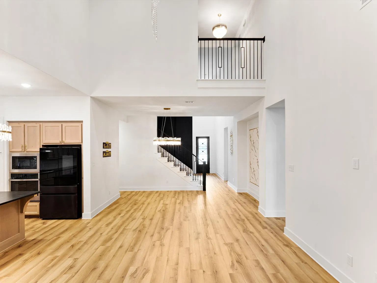 4 bed, 2741 sqft, $3,000 — Photo 2