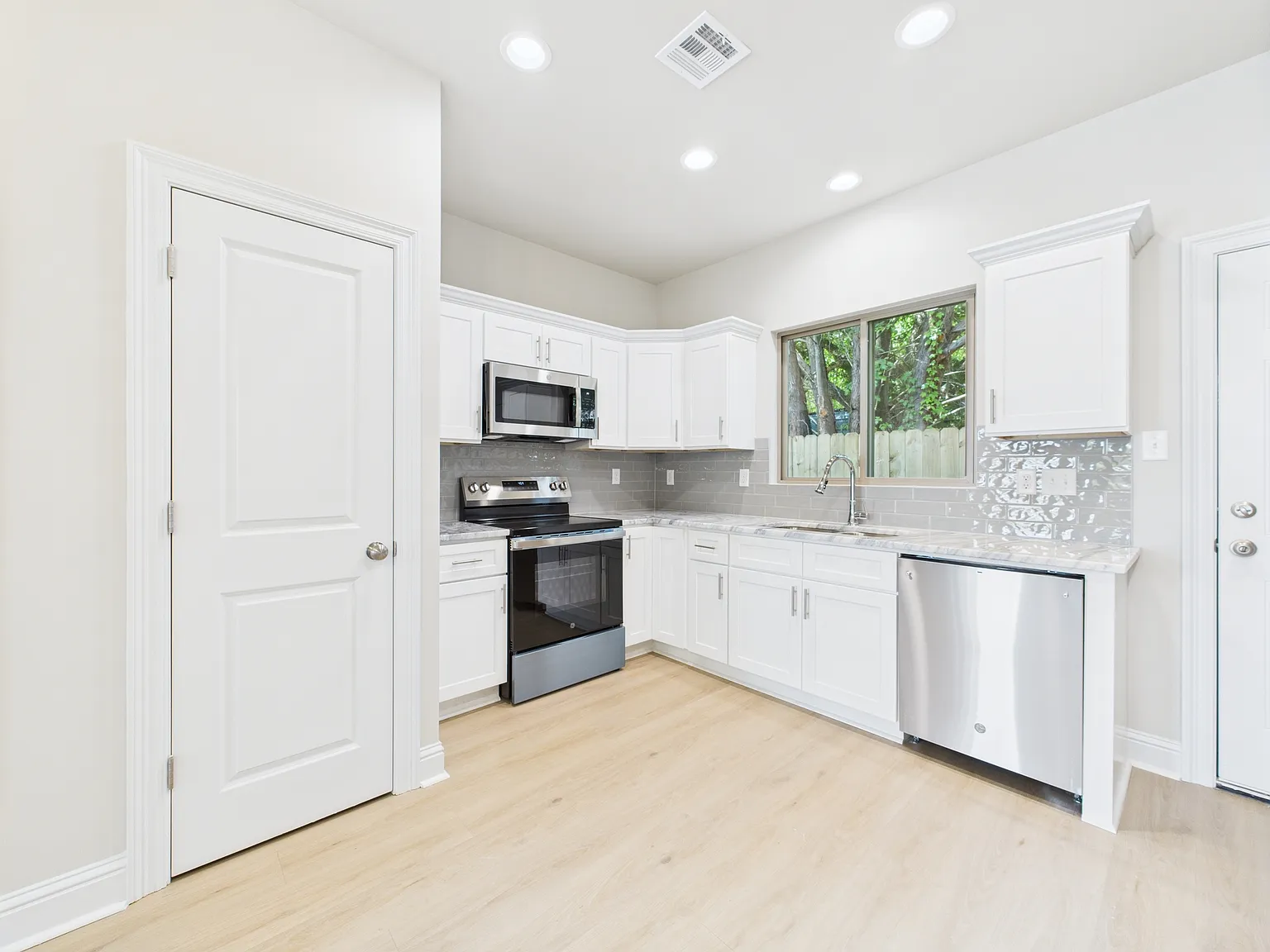 2 bed, 1000 sqft, $1,495 — Photo 2