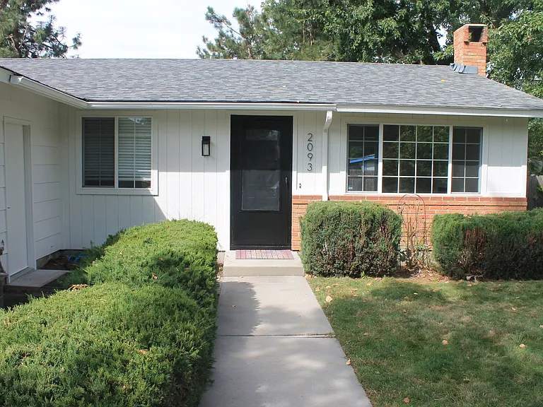 2093 S Manitou Ave — Photo 2