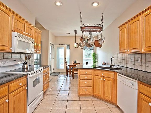 4th image of 2303 SW Primrose Ave