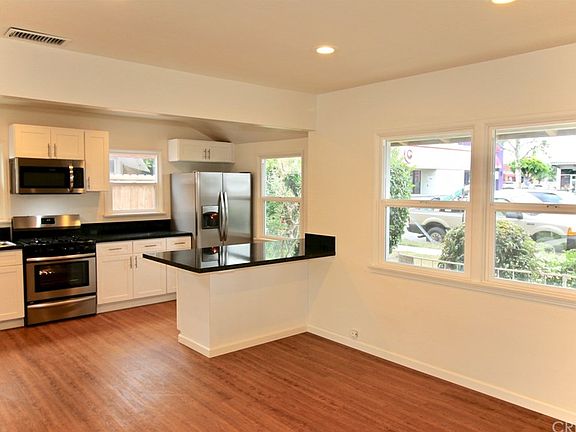3rd image of 7537 Louise Ave