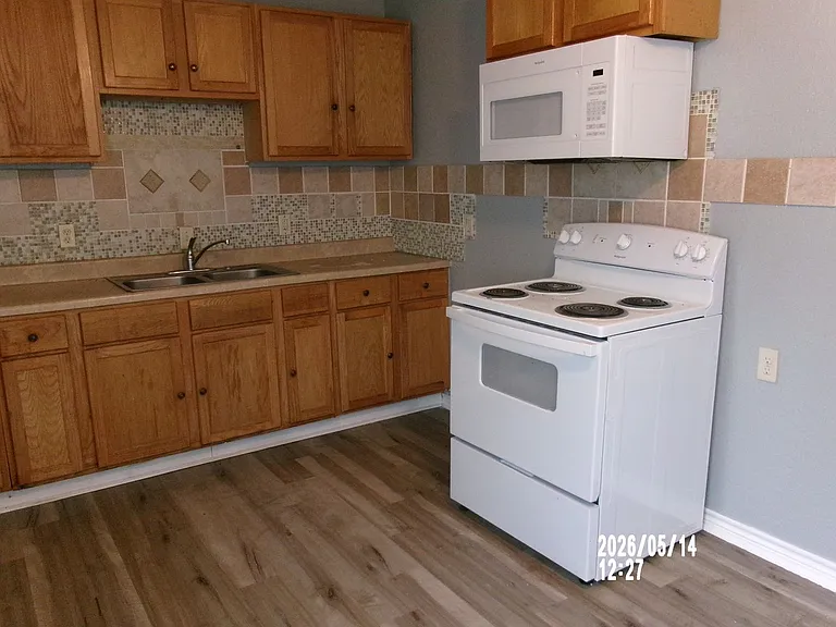 220 SW 24th St — Photo 3