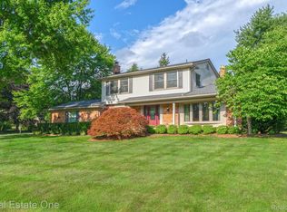 563 Millstone Dr, Rochester Hills, MI 48309
