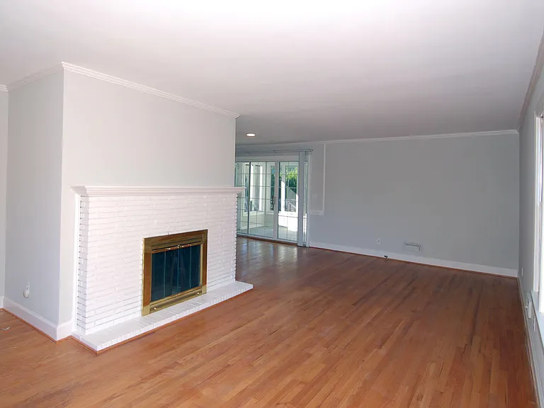 727 Graham St — Photo 8
