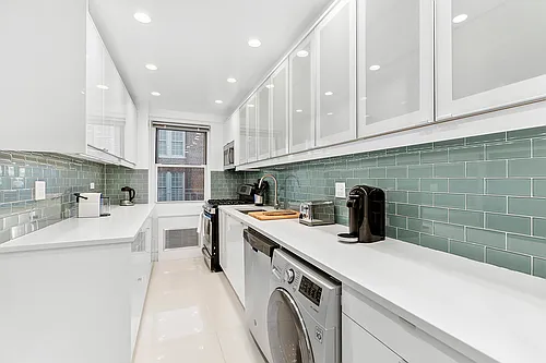 301 E 66th St #16M Photo 1 301 E 66th St #16M Photo 1
