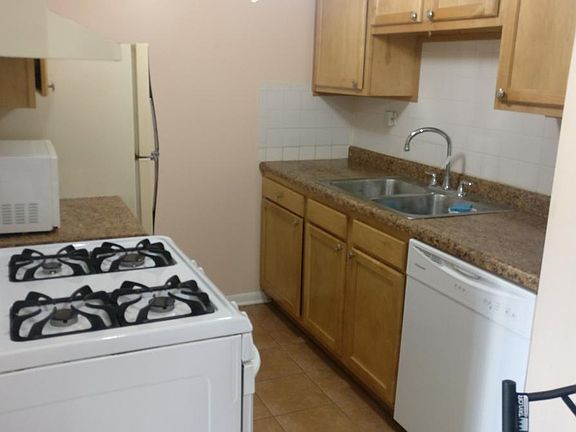 2nd image of 1886 Somerset Dr