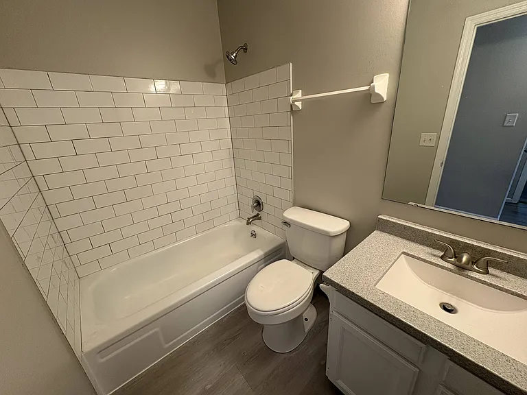 406 Seranade St — Photo 2