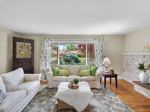 5th image of 937 NE Queens Ln