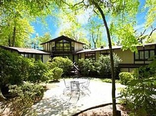 519 Next Day Hill Dr, Englewood, NJ 07631