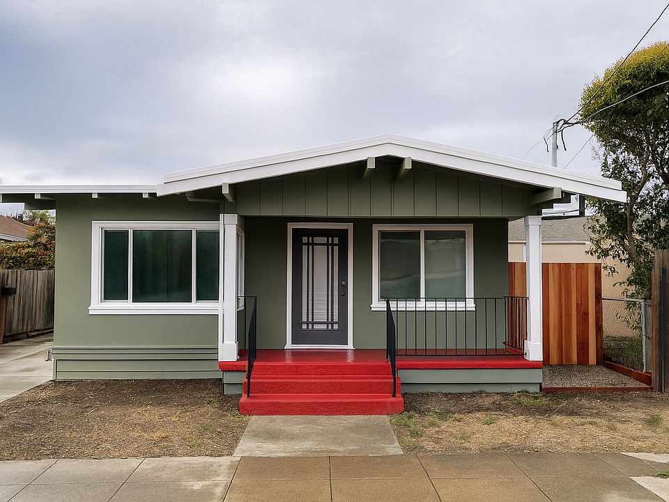 Single story bungalow with private entrance.