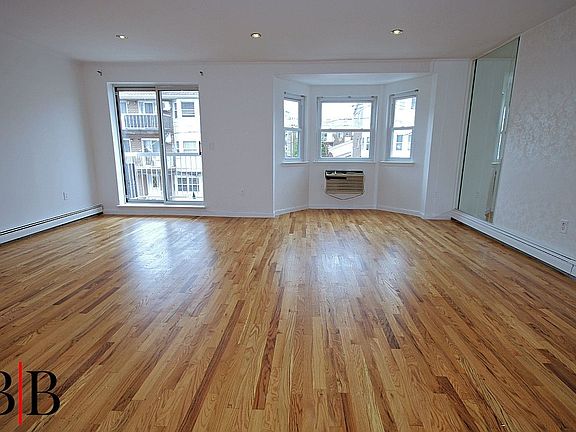 5th image of 18 Cove Ln #7B