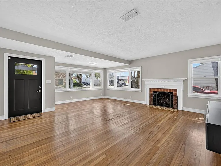 800 W Smith St — Photo 9