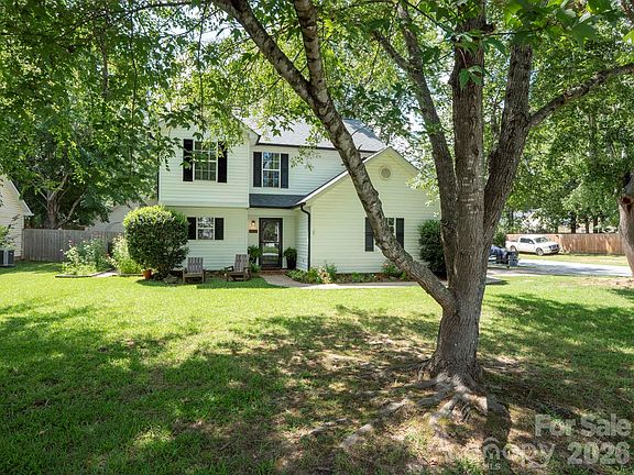 3rd image of 3015 Queensdale Dr