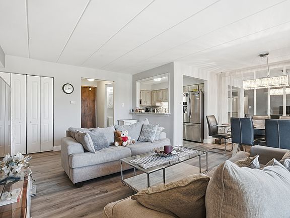 3rd image of 6443 Clarendon Hills Rd APT 402