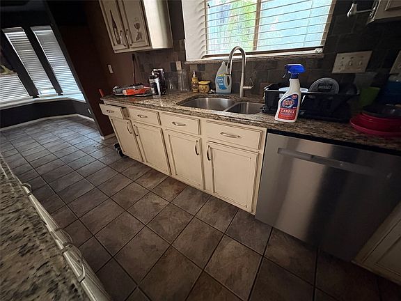 3rd image of 4724 Maple Hill Dr