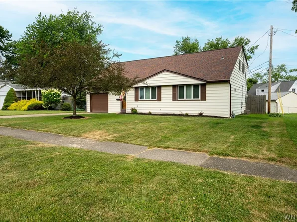 5068 Chapman Pkwy, Hamburg, NY 14075
