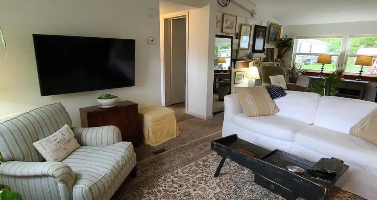 3 bed, 1300 sqft, $2,499 — Photo 1