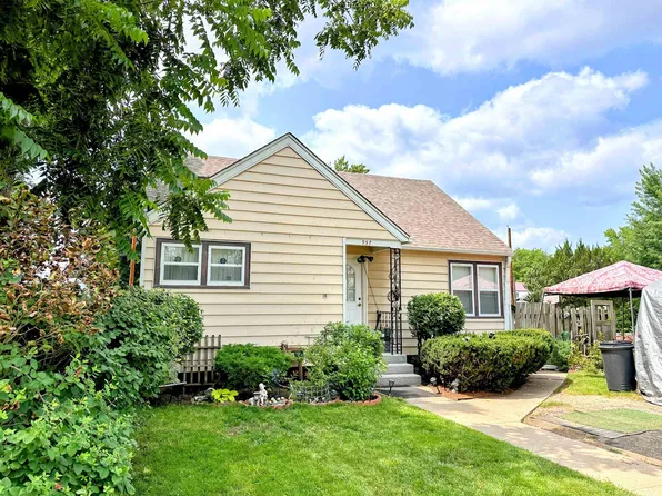 957 S 5th St, Prairie Du Chien, WI 53821