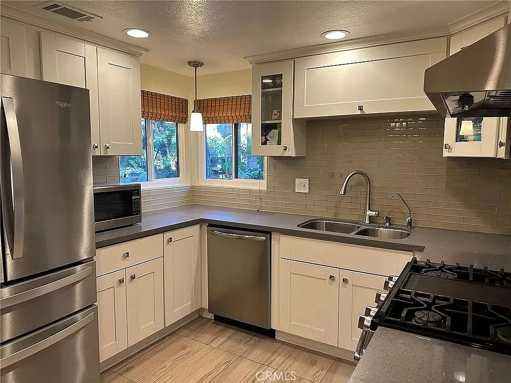 2 bed, 3.0 bath, 1150 sqft, $3,500 — Photo 3