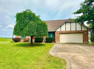 501 SW Mitchell St, Oak Grove, MO 64075