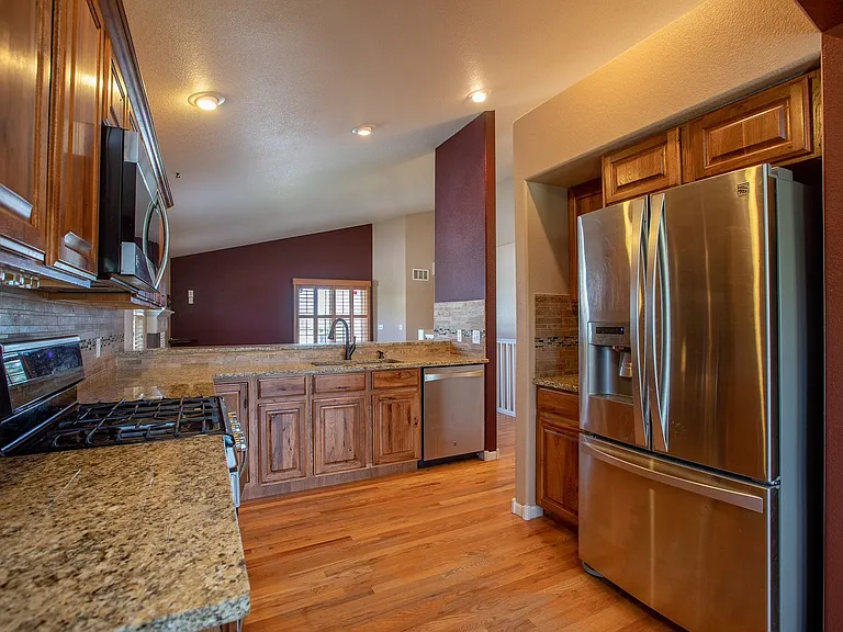 1076 Fairfield Ave — Photo 11