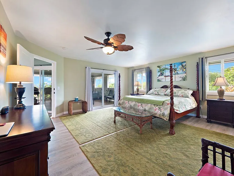 Master bedroom (with separate access to wind protected lanai