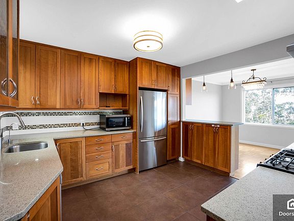 3rd image of 42 Bridgeview Dr