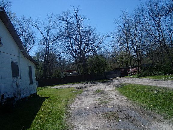DRIVEWAY BETWEEN 2 HOUSES