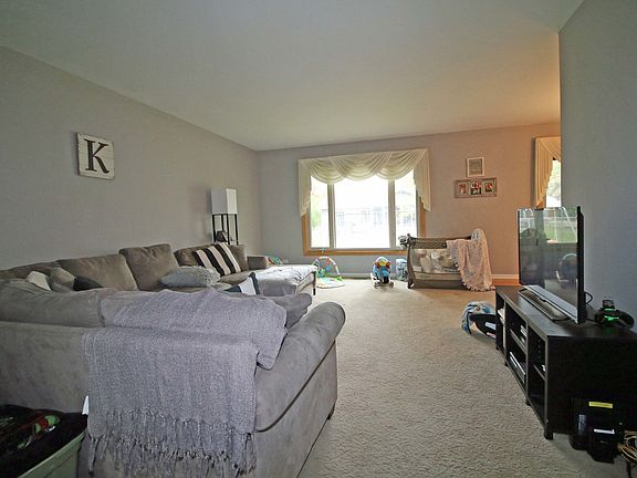 3rd image of 258 Crestwood Ln