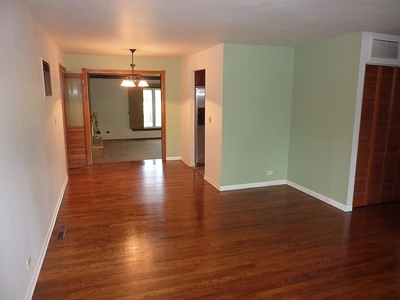 3rd image of 1521 N Walnut Ave