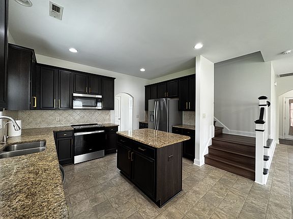 4th image of 213 Admiral Ct