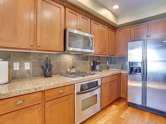 5th image of 724 NE 73rd Ave
