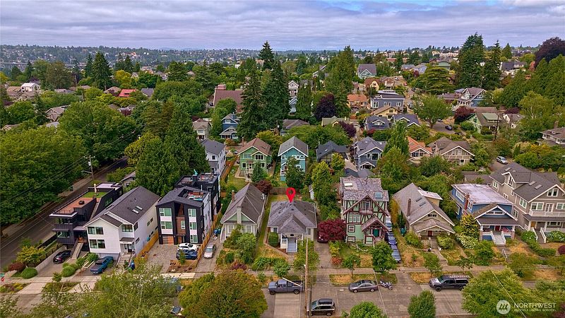5th image of 4017 Corliss Avenue N