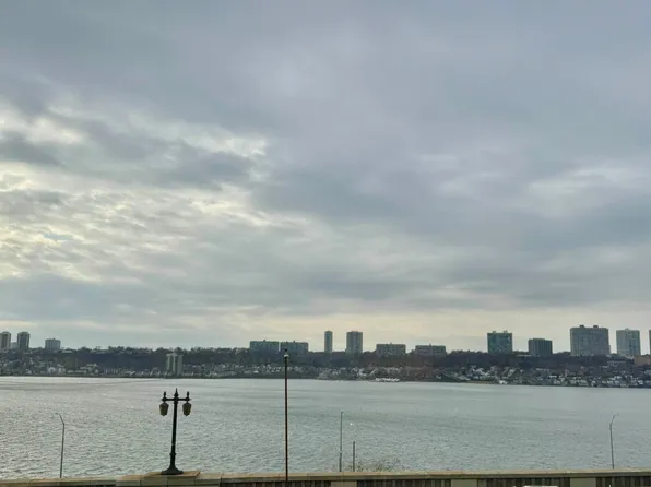 156-08 Riverside Drive West image 2 of 9