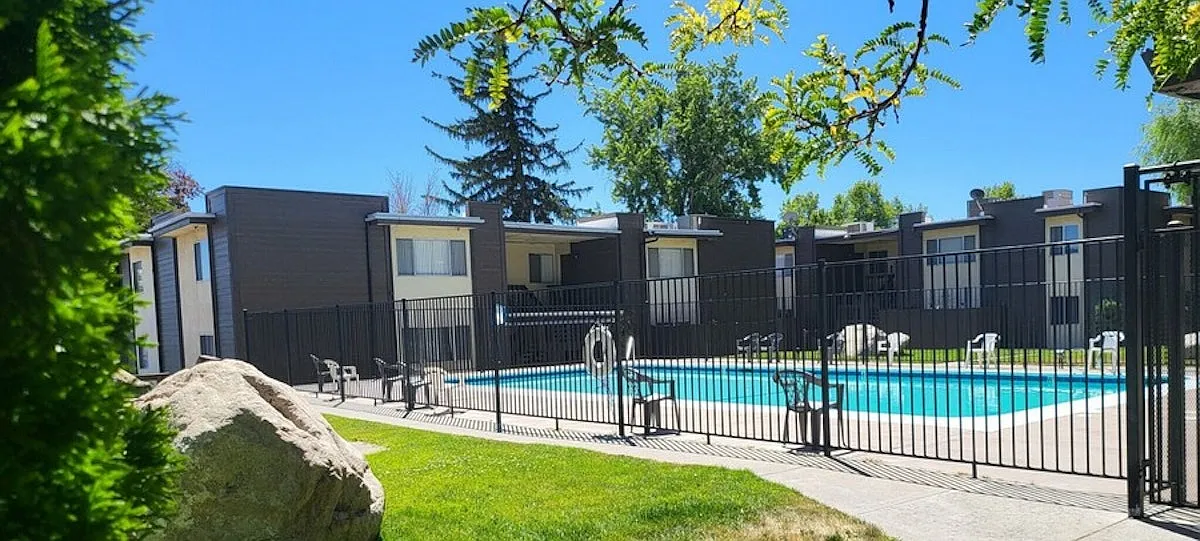 Fairway Park Manor — Photo 2
