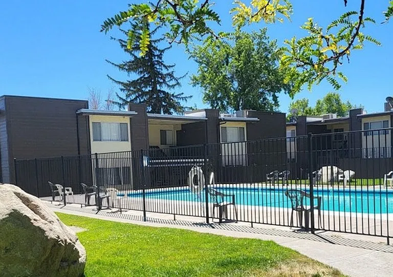 Fairway Park Manor — Photo 2