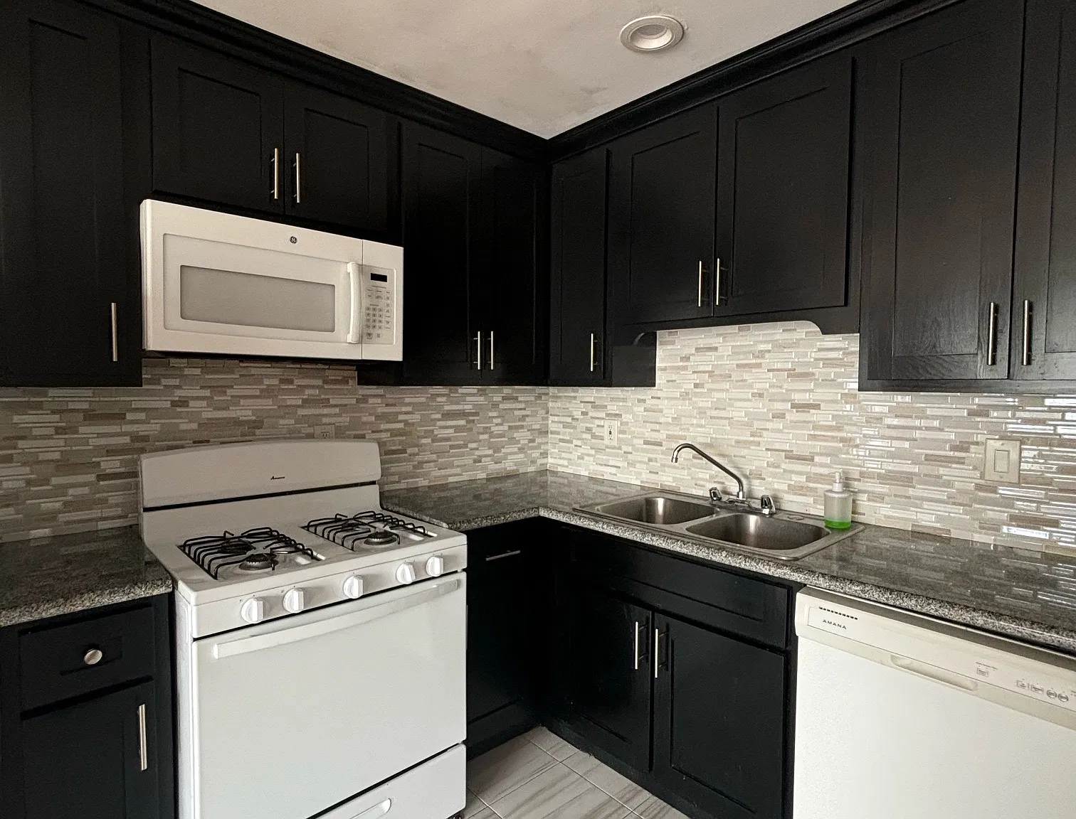 1 bed, 650 sqft, $1,800 — Photo 2